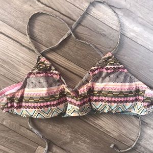 (W) Bikini top. Size L. Patterned w bright colors